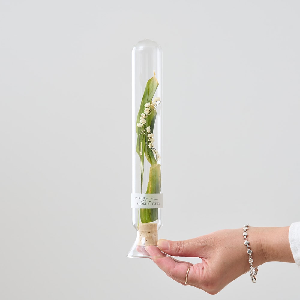 幸せを運ぶ、すずらんのドライフラワーボトル