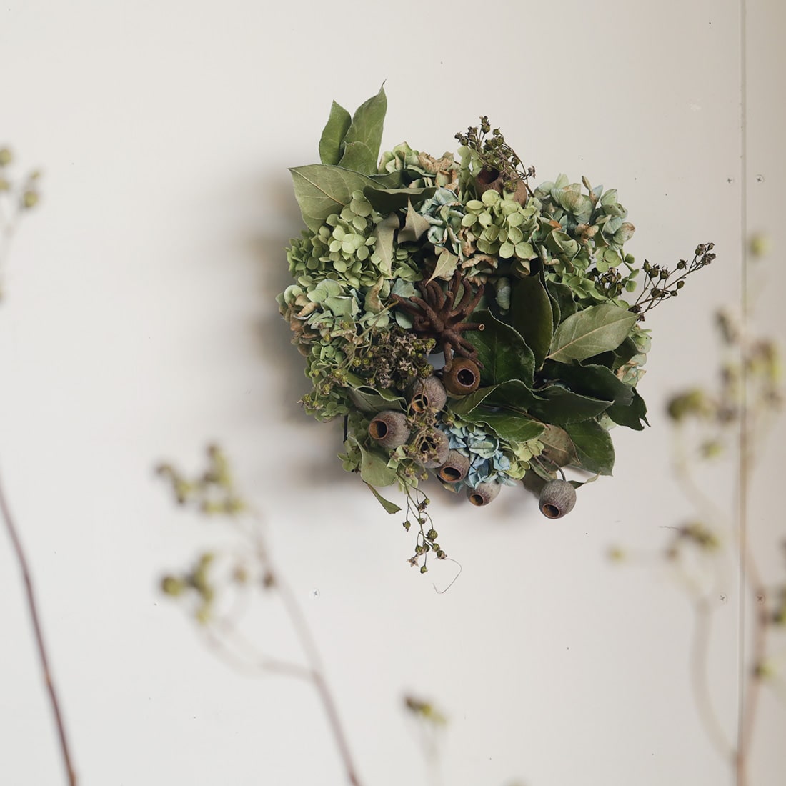 <PLAY NATURE>紫陽花・野ばらの実・ユーカリのリース