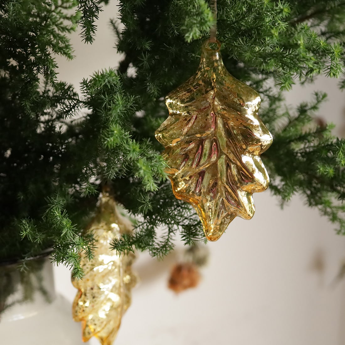 飾るだけでサマになる、サツマ杉とガラスリーフオーナメントのセット