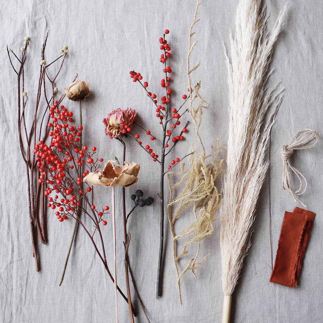 【12月中旬~順次発送】<あけぼの>パンパスグラス・パームカップフラワー・ダリアのお正月飾り