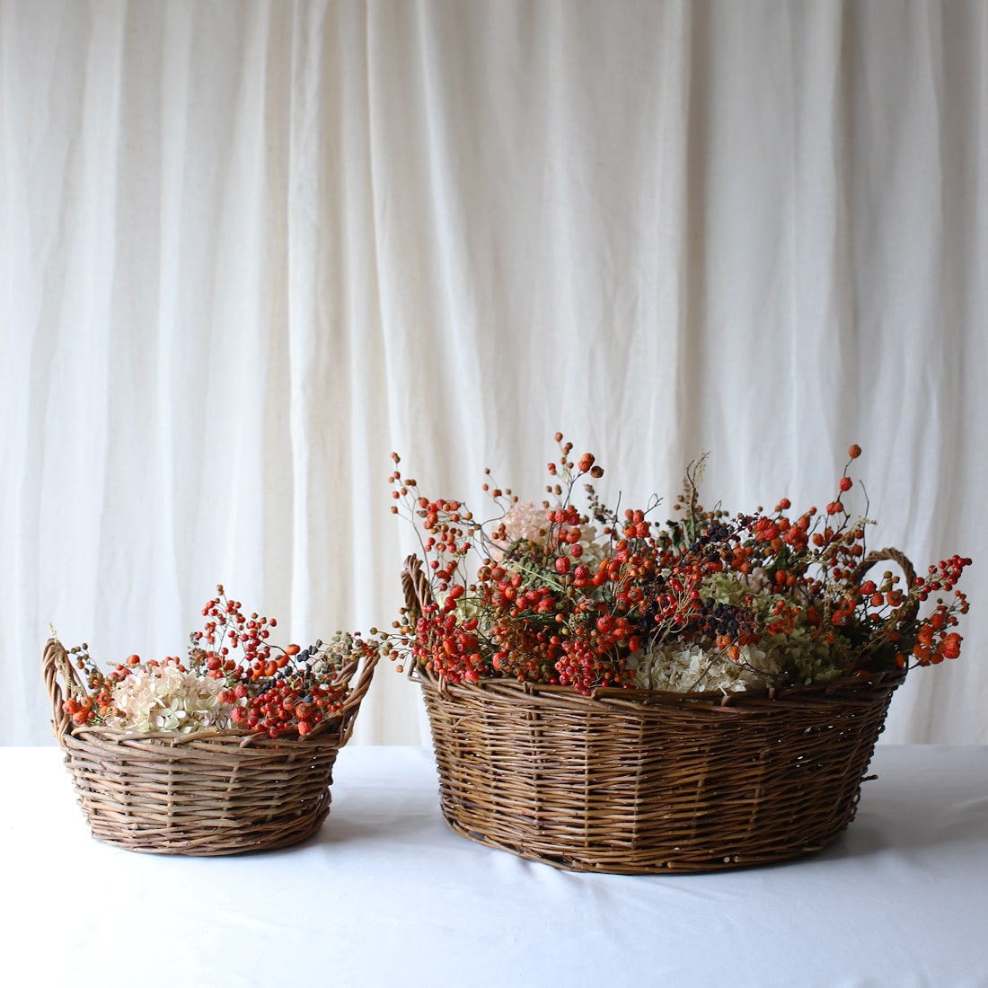 <秋めくエデン>赤い実の大きな花かご
