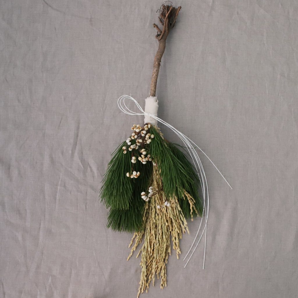作り方レシピ] 松と稲穂のお正月スワッグの作り方 – 土と風の植物園