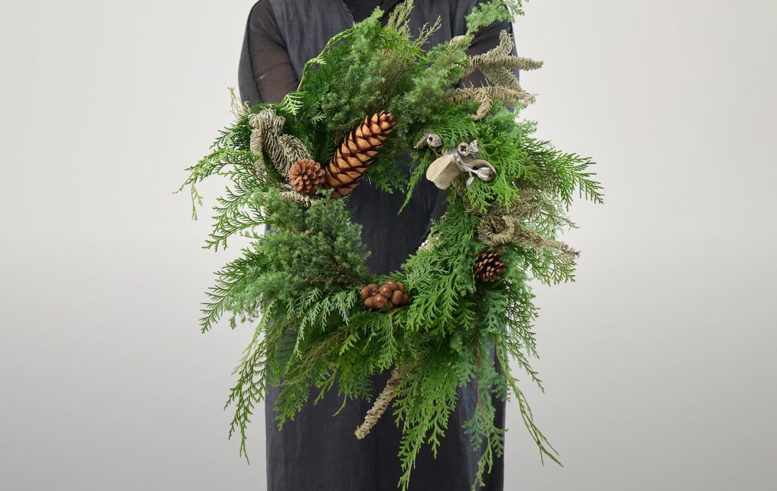 ベルギーナッツと青葛藤と枝ものを束ねた大きな　針葉樹のスワッグ　ドライフラワー ベルギーナッツと青葛藤と枝ものを束ねた大きな 針葉樹のスワッグ ドライ