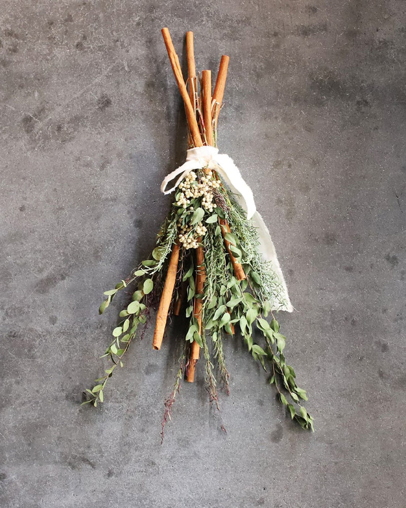 シナモンスティックが主役の、スパイス香るスワッグ