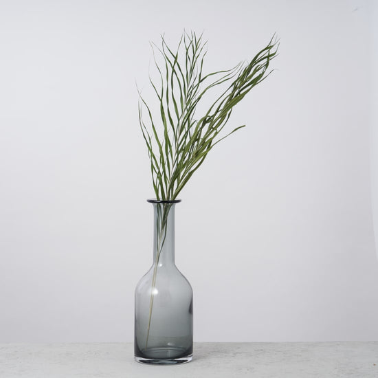 一輪挿しで愛しさ増すドライボタニカル（アレカヤシ）