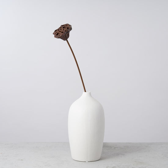 一輪挿しで愛しさ増すドライボタニカル（蓮）