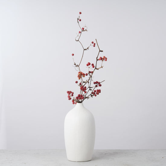 一輪挿しで愛しさ増すドライボタニカル（サンキライ）