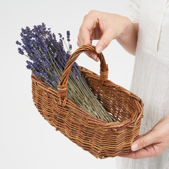 ちょこんと飾れる、かご入りラベンダー