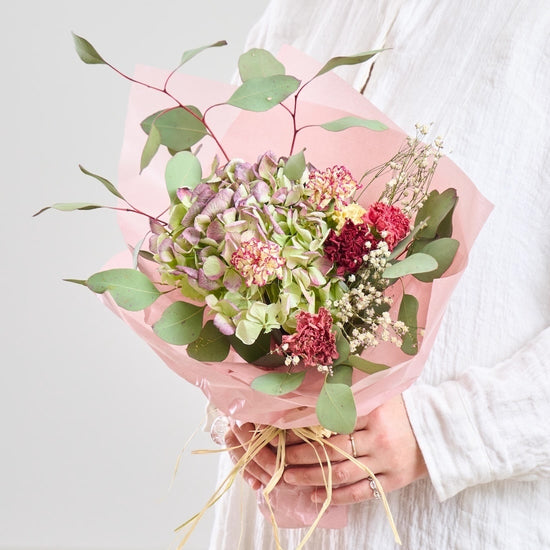 【母の日限定】色あせない感謝を贈る。カーネーションと紫陽花のドライフラワーブーケ［ラッピング付］