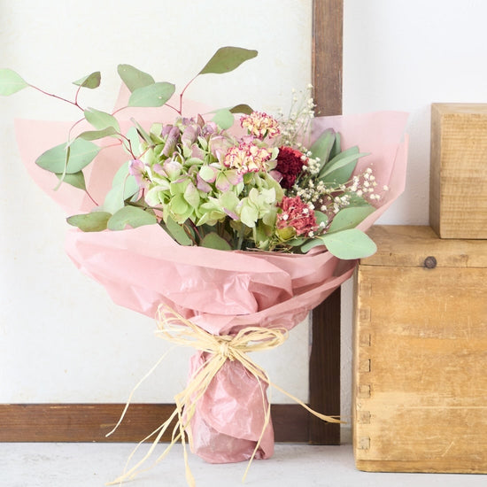 【母の日限定】色あせない感謝を贈る。カーネーションと紫陽花のドライフラワーブーケ［ラッピング付］