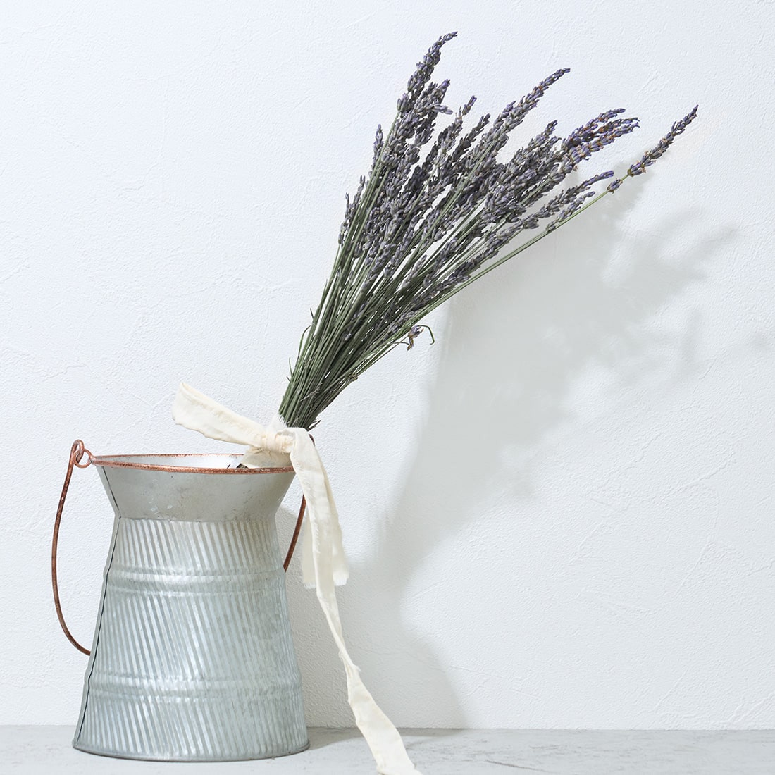 ラベンダー フェスツカ ロング スワッグ 67cm ＊ ラベンダーグロッソ80本 グロッソ＞大ぶりラベンダーのスワッグ の 商品ページ - 土と風の植物園