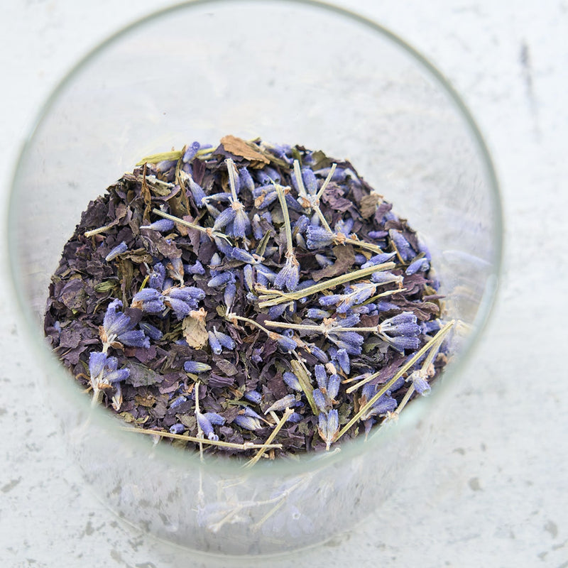 2. ほっと落ち着く。［たゆたう紫］