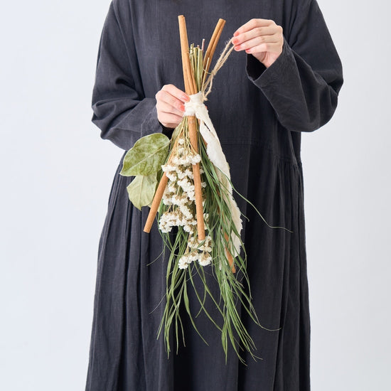 ＜こころゆき＞スターチス・シナモンスティック・アレカヤシのスワッグ