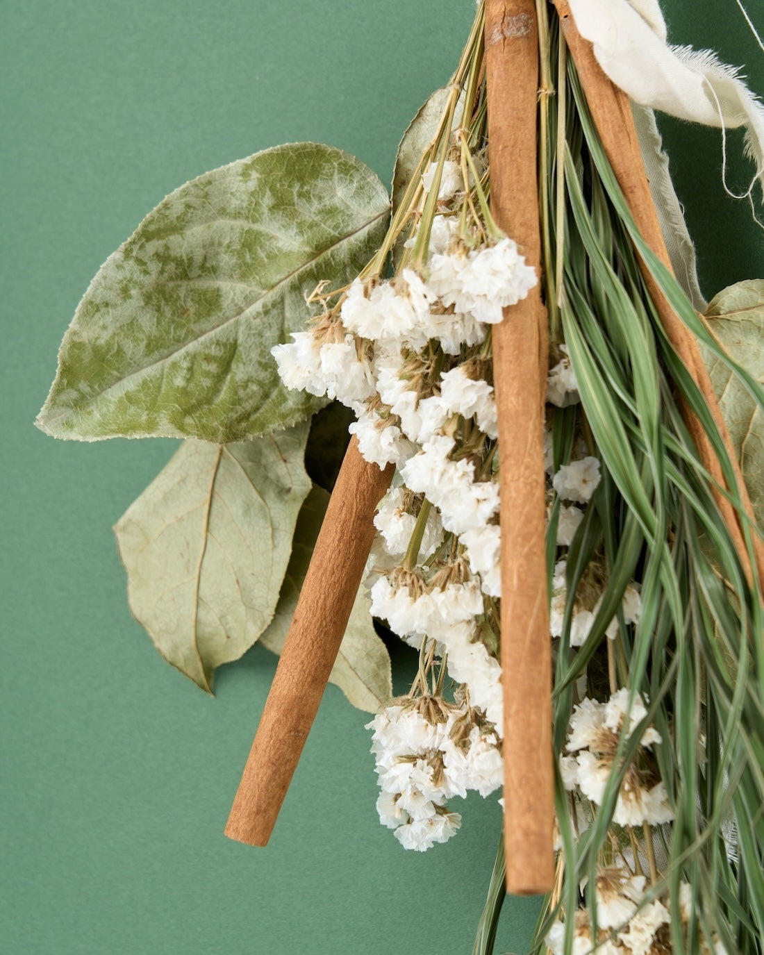 こころゆき＞スターチス・シナモンスティック・アレカヤシのスワッグ