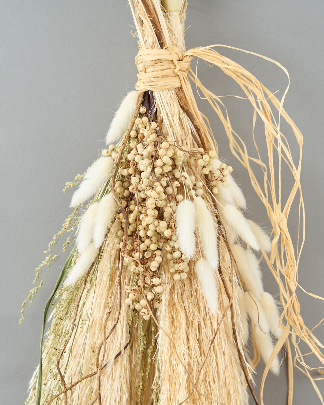 ＜白と柳＞パンパスグラス・雲竜柳・ペッパーベリーのスワッグ