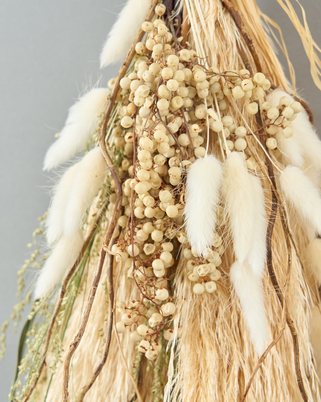 ＜白と柳＞パンパスグラス・雲竜柳・ペッパーベリーのスワッグ