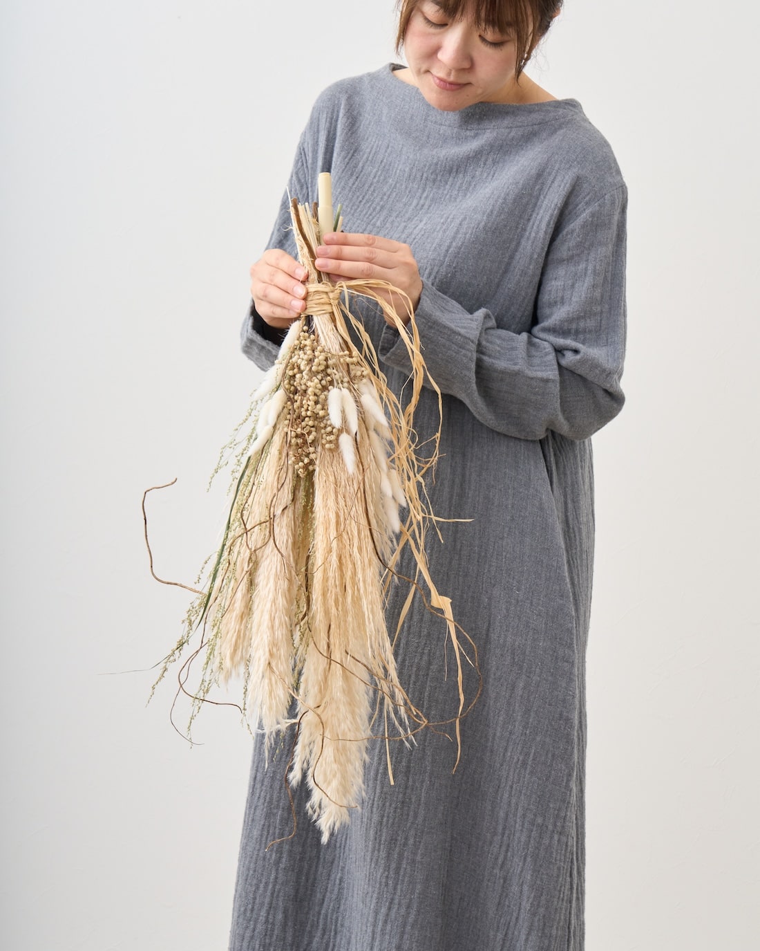 ＜白と柳＞パンパスグラス・雲竜柳・ペッパーベリーのスワッグ