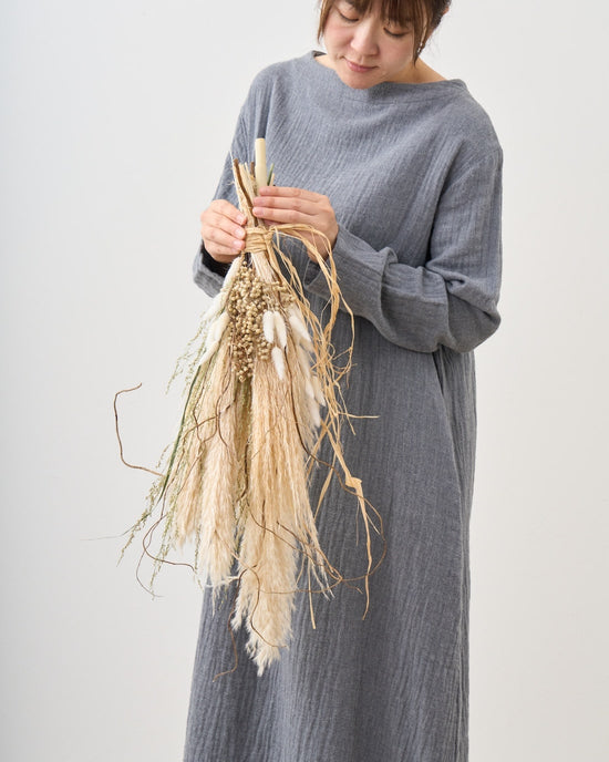 ＜白と柳＞パンパスグラス・雲竜柳・ペッパーベリーのスワッグ