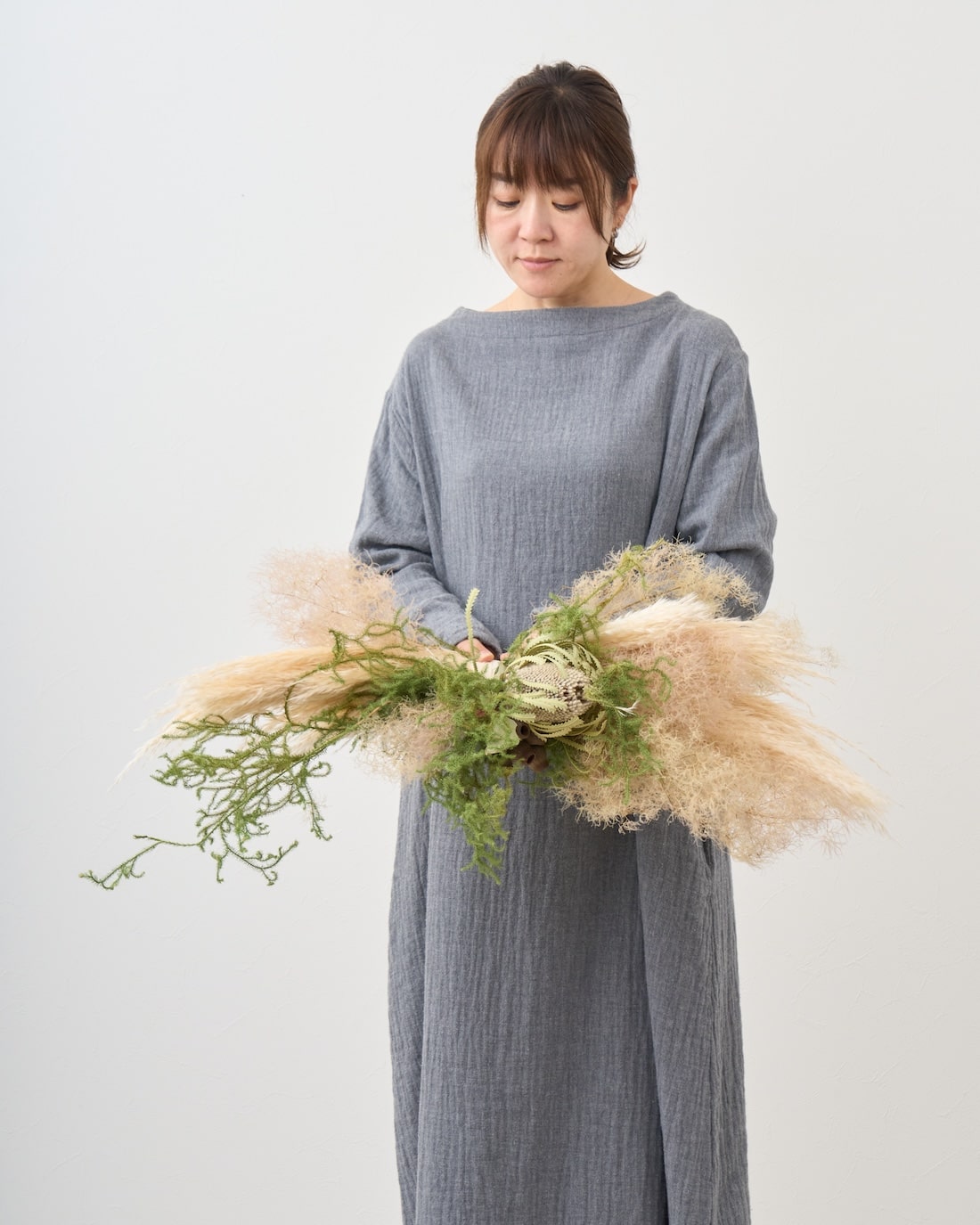 スモーキーミストの彩り＞パンパスグラス・ヒカゲノカズラのスワッグ