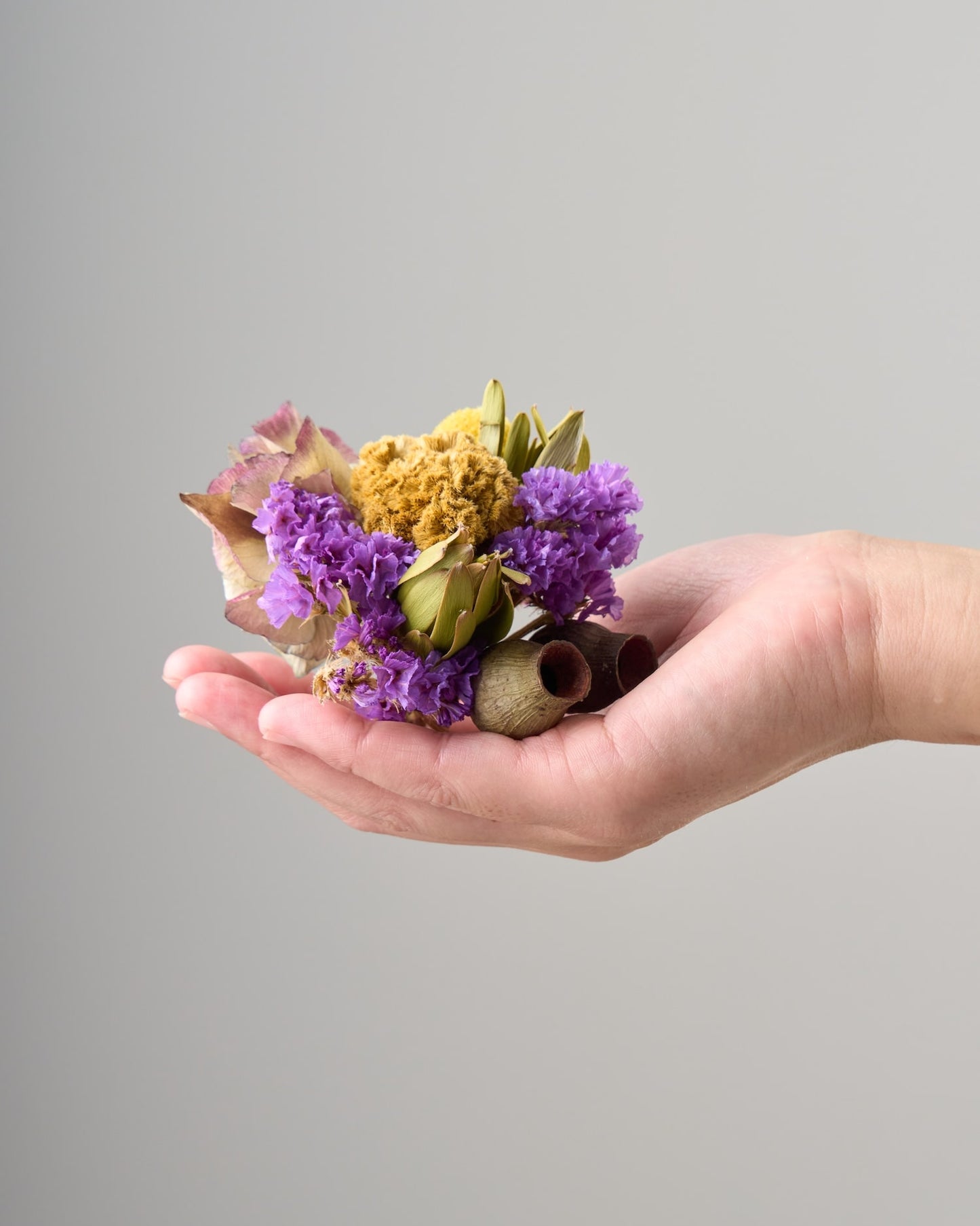 故人との思い出を彩る、四季折々の仏花｜フローリストおまかせ