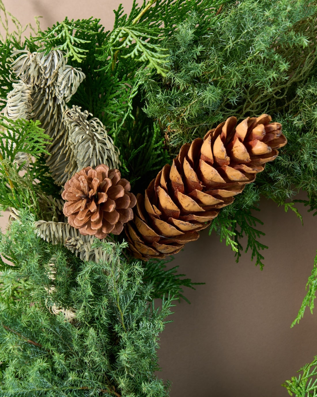 風渡る、エバーグリーンの大きなクリスマスリース のリース 商品ページ