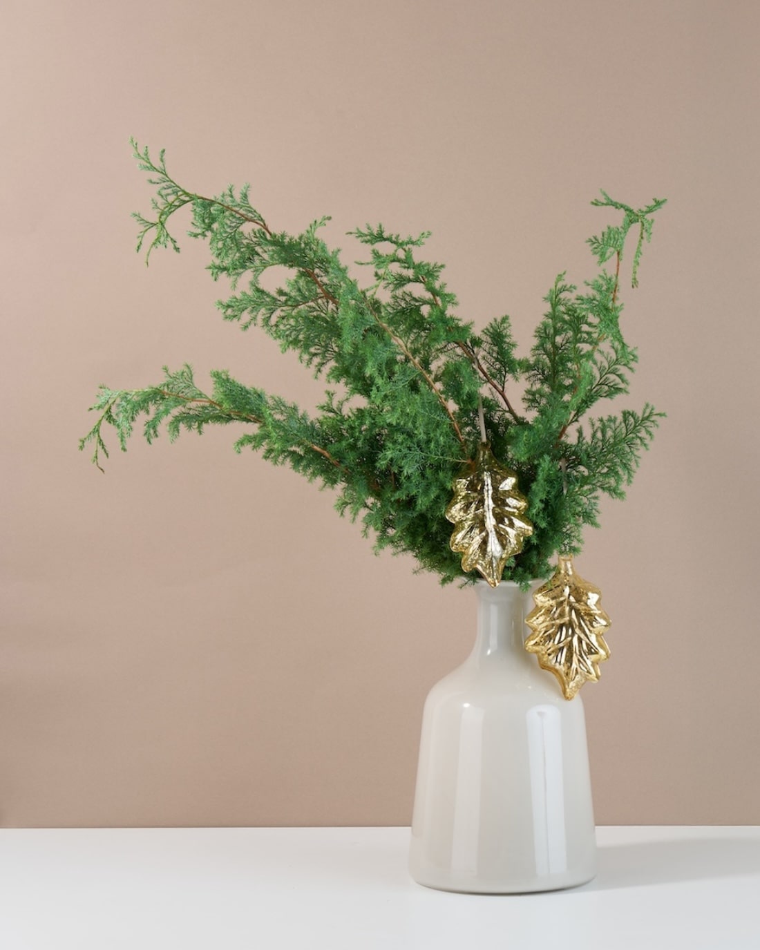 飾るだけでサマになる、サツマ杉とガラスリーフオーナメントのセット