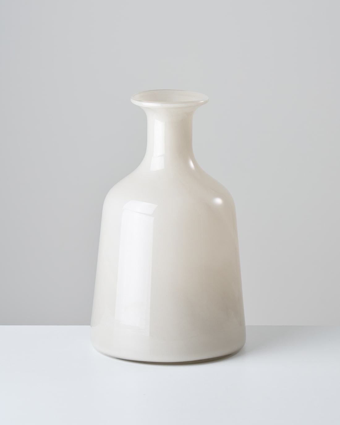 フラワーベース］ インテリアに映える、ミルキーガラスベース 商品