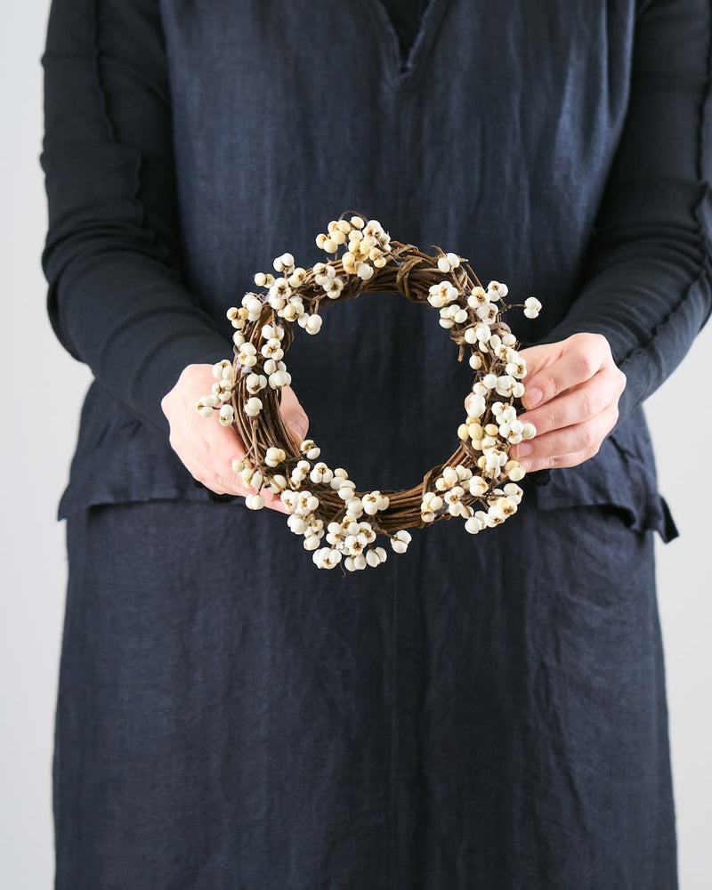 白い実が可愛いナンキンハゼのミニリース