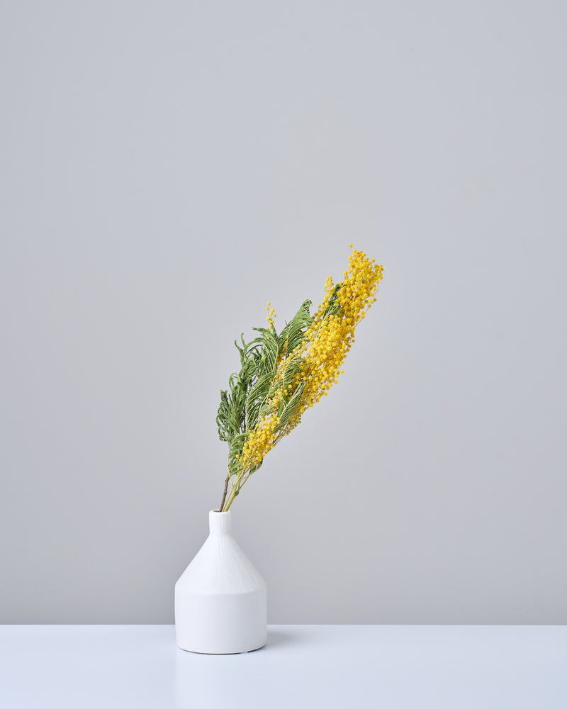 口が細めのフラワーベースが相性◎