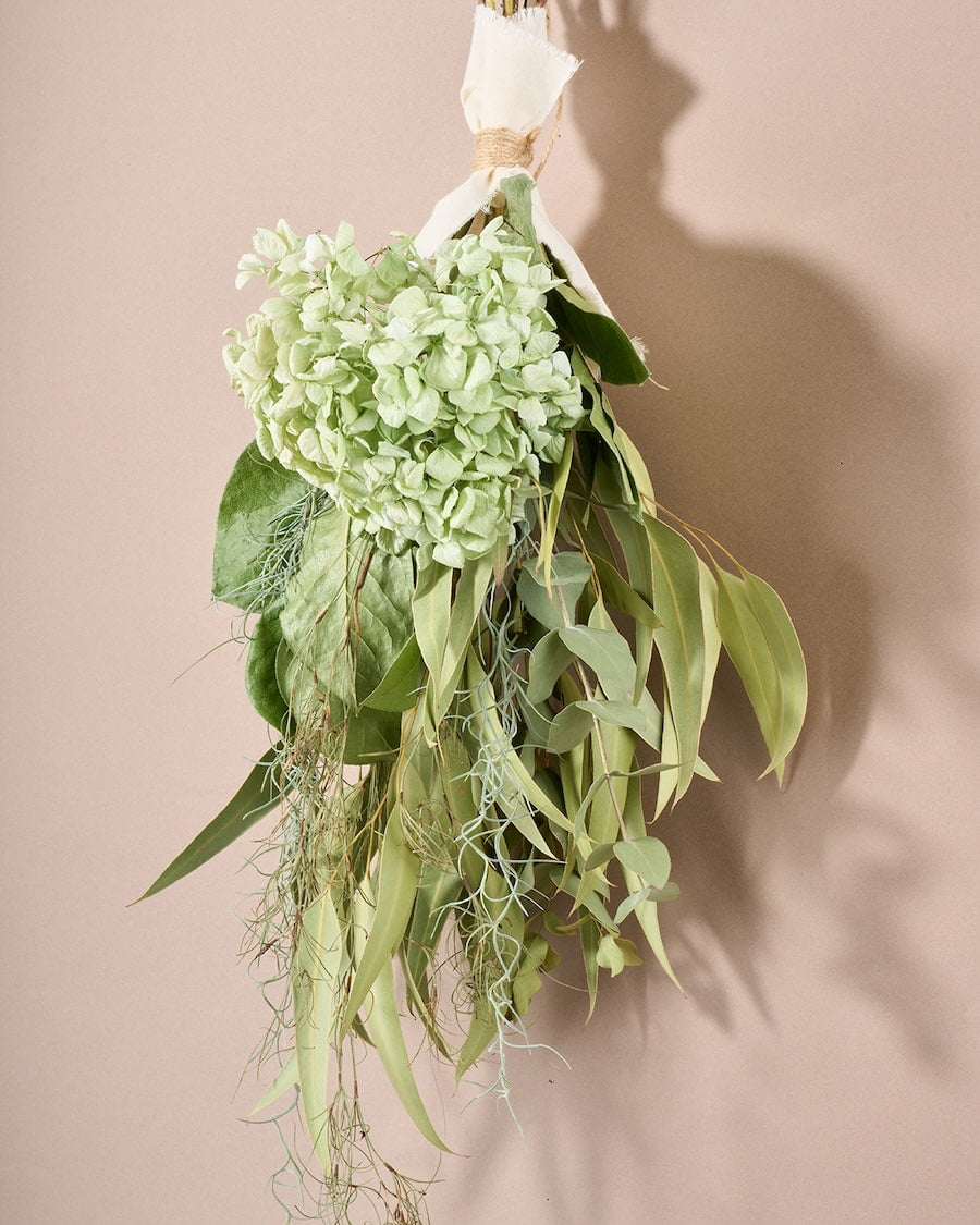 ユーカリと紫陽花と花々のリース　pmj ユーカリと紫陽花のフライングリース | F L E U R I