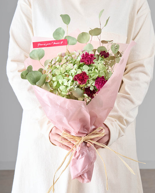 色あせないぬくもりを贈る、カーネーションのドライフラワーブーケ［ラッピング付］