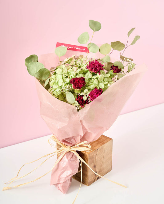 色あせないぬくもりを贈る、カーネーションのドライフラワーブーケ［ラッピング付］