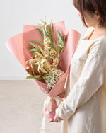 色褪せない感謝を贈る、母の日スワッグと花びんセット＜やすらぎ＞