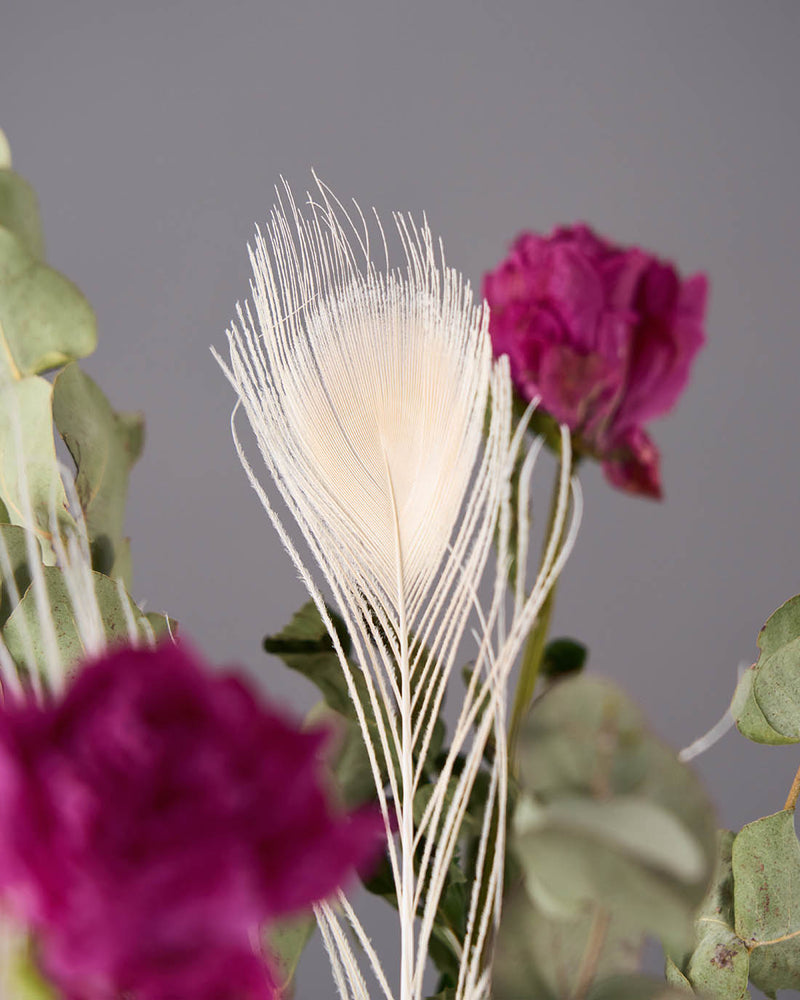 芍薬のあでやかさが際立つ、白とグリーン