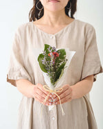 故人との思い出を彩る、ドライフラワーの仏花