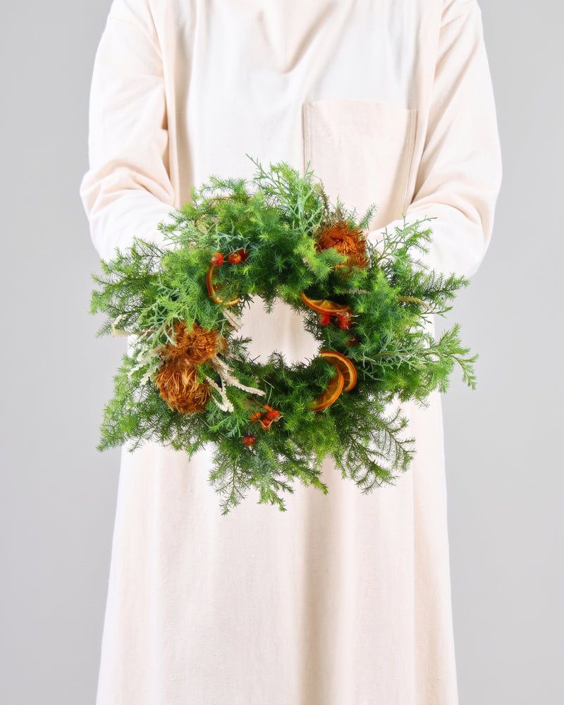 あたたかな琥珀色をまとった、クリスマスリース