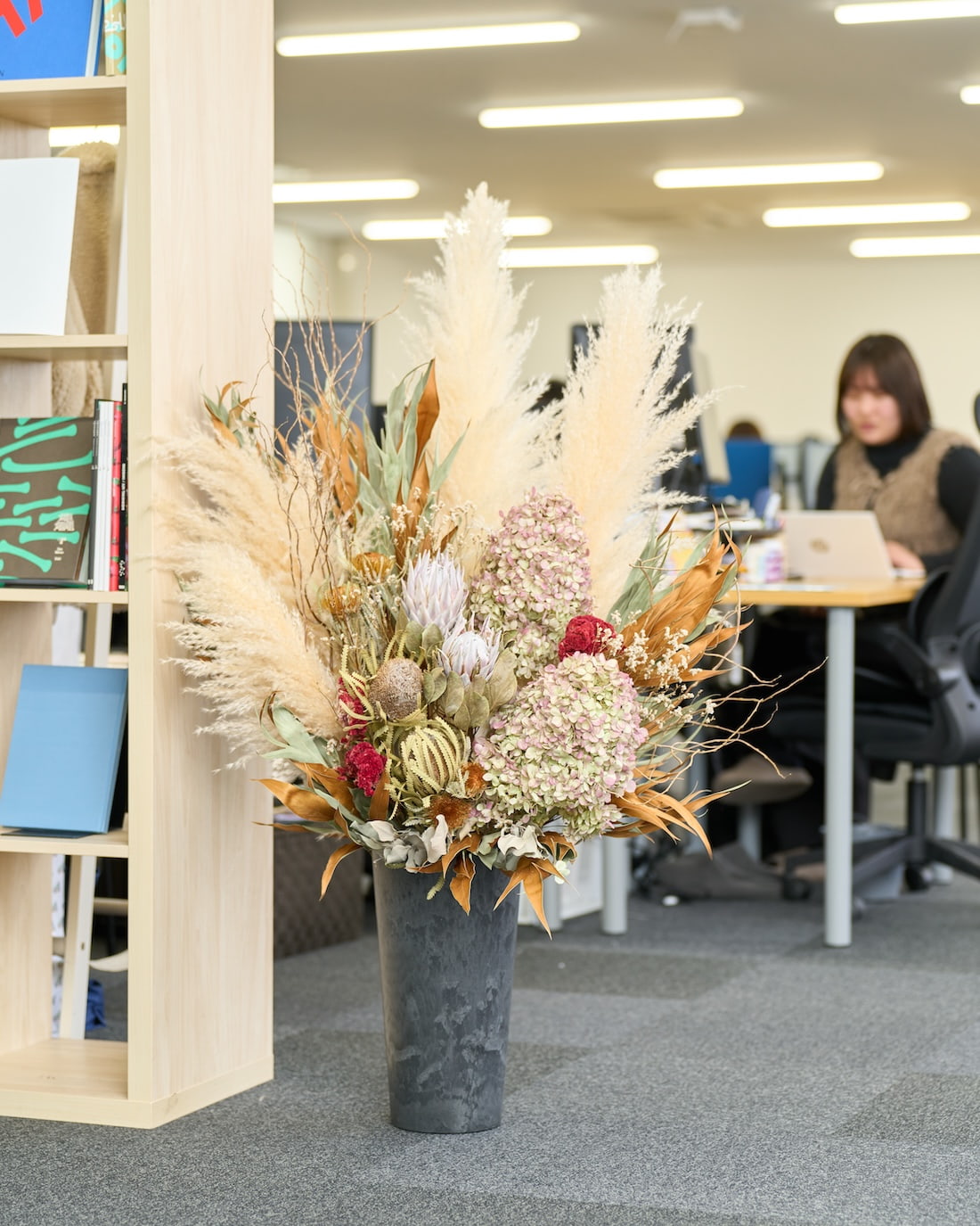 【法人向け 立て札付】企業様のこれからの時間に寄り添う、ドライフラワーの祝花｜フローリストおまかせ　