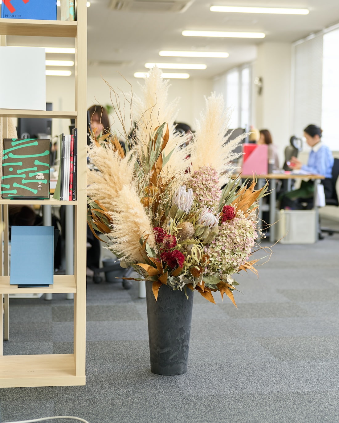 【法人向け 立て札付】企業様のこれからの時間に寄り添う、ドライフラワーの祝花｜フローリストおまかせ　
