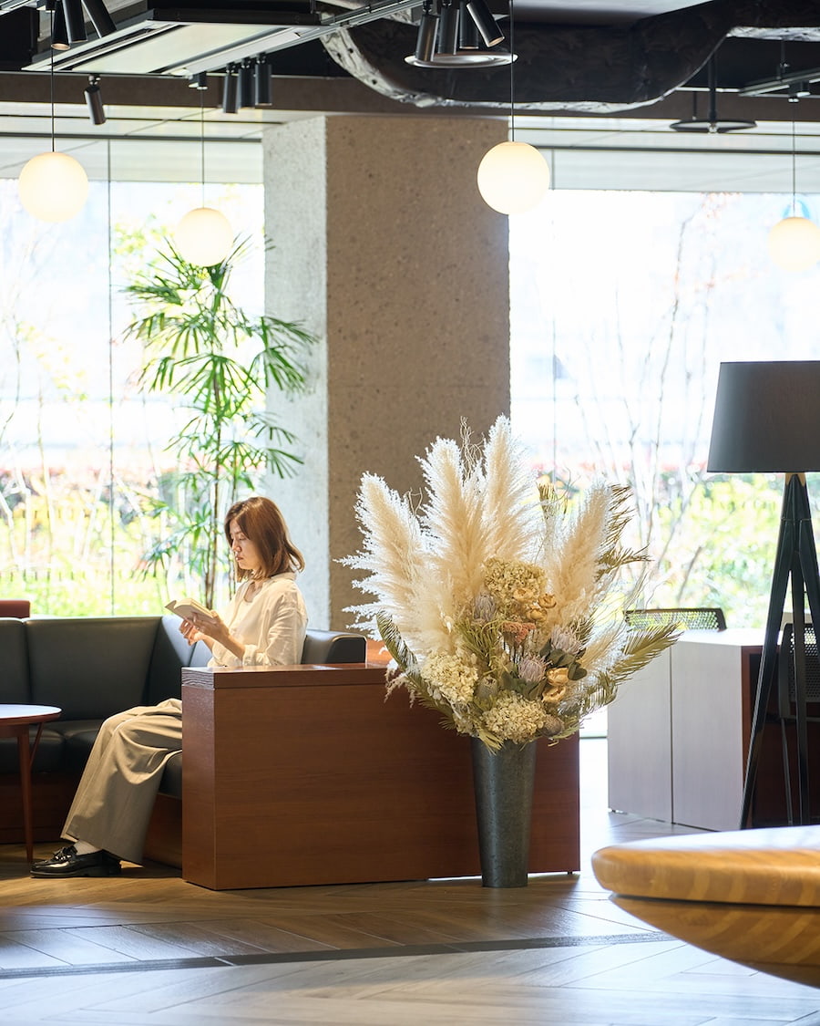 【法人向け 立て札付】企業様のこれからの時間に寄り添う、ドライフラワーの祝花｜フローリストおまかせ　