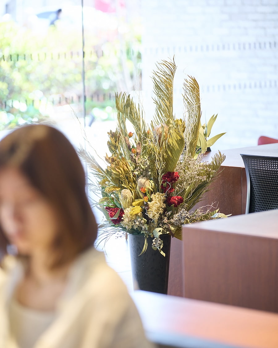 【法人向け 立て札付】企業様のこれからの時間に寄り添う、ドライフラワーの祝花｜フローリストおまかせ　