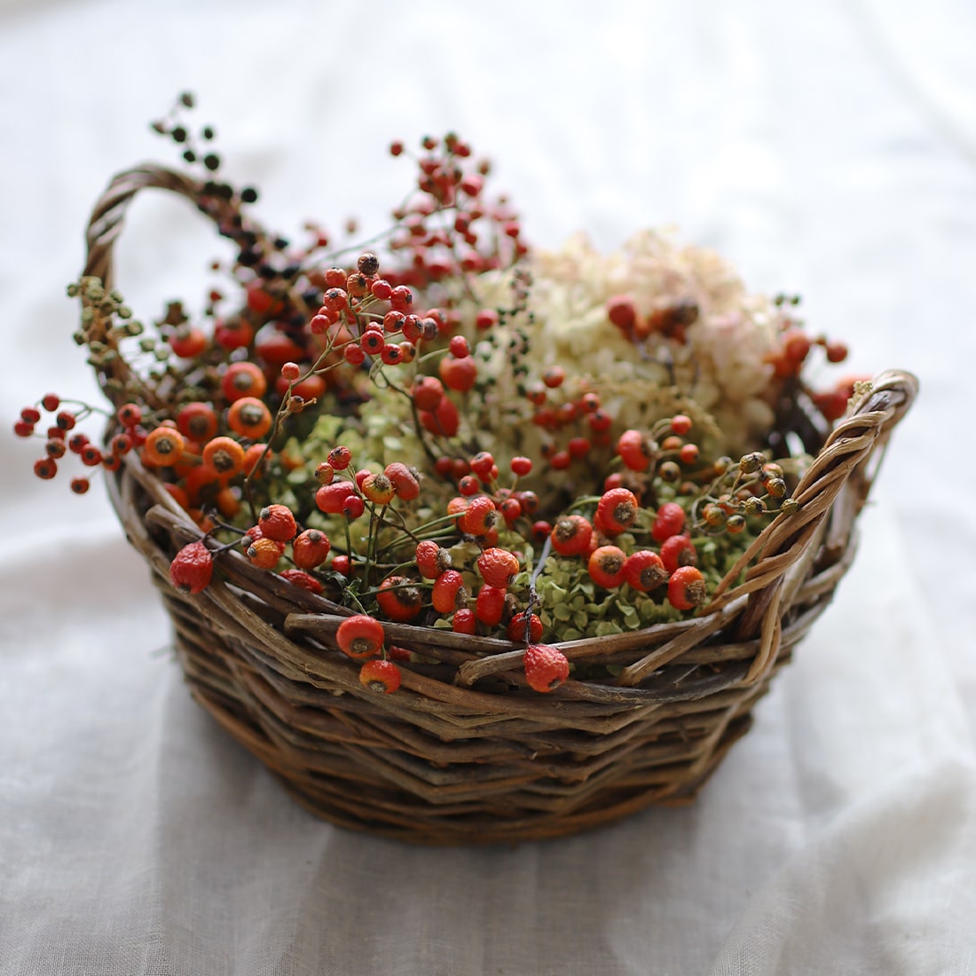 【１０月限定】赤い実の小さな花かご＜箱庭のワルツ＞
