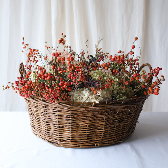 ＜秋めくエデン＞赤い実の大きな花かご
