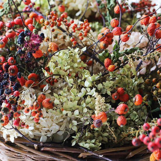 ＜秋めくエデン＞赤い実の大きな花かご