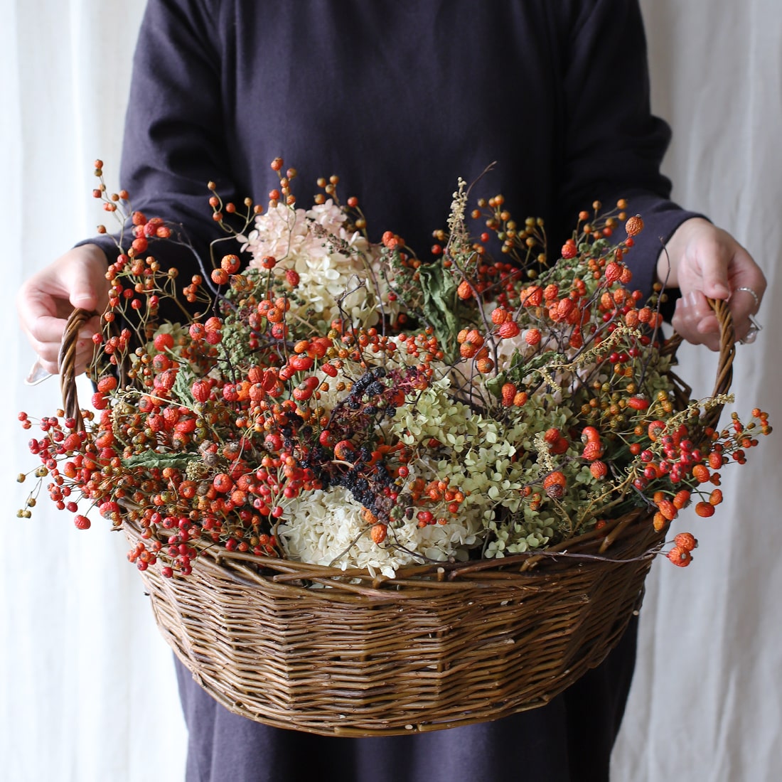 １０月のとびきり】赤い実の大きな花かご＜秋めくエデン＞ – 土と風の