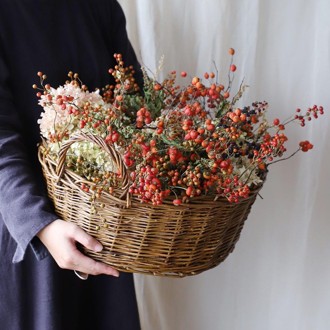 ＜秋めくエデン＞赤い実の大きな花かご