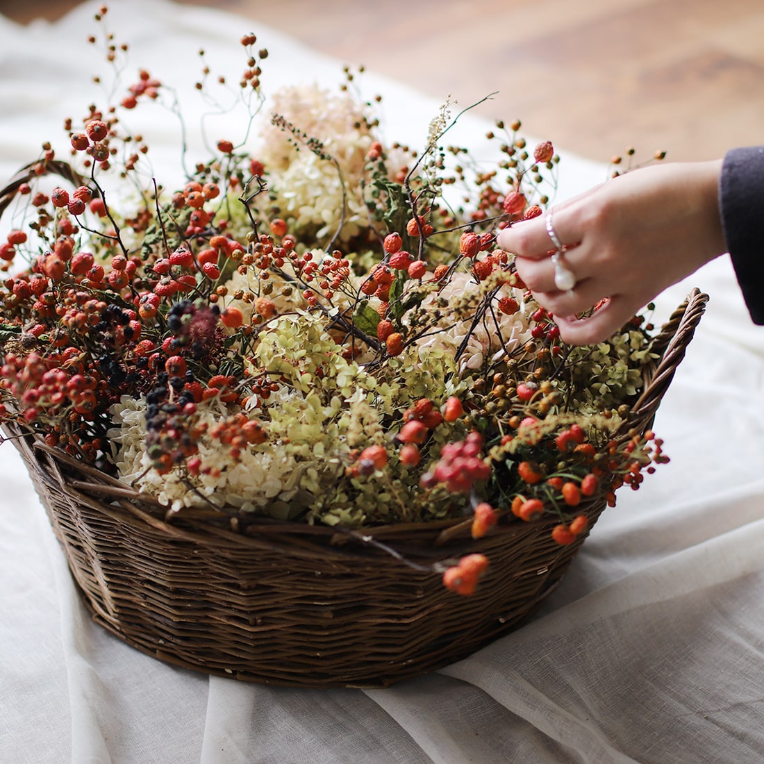 １０月のとびきり】赤い実の大きな花かご＜秋めくエデン＞ – 土と風の