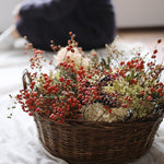 ＜秋めくエデン＞赤い実の大きな花かご