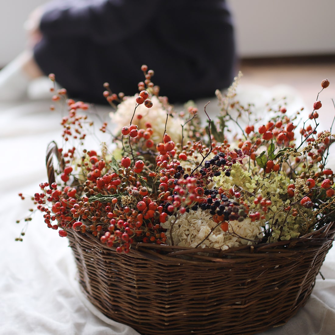 【１０月のとびきり】赤い実の大きな花かご＜秋めくエデン＞